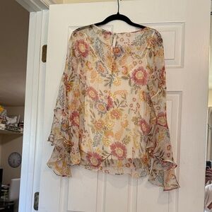 NWOT Vince Camuto floral blouse with flowy sleeves and keyhole neck line in back